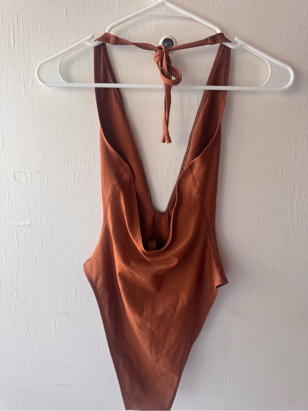 SKIMS ICONIC SWIM
Deep Plunge One Piece - Picture 4 of 9